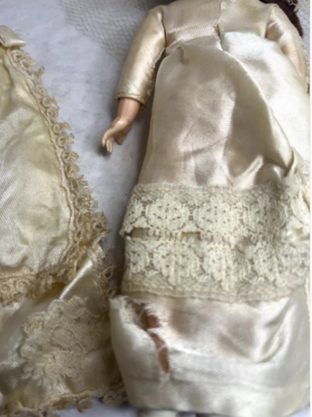 Vintage 1950s BRIDE DOLL Sleepy Eyes Poseable Arms Auburn Hair Lace/Gown/Veil 8
